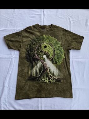 The Mountain Olive Green Nature Graphic Tee / T-shirt